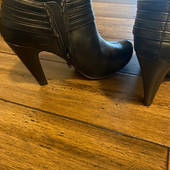 G by Guess  black buckle boots Size 6M EUC  Shoes Heels - Picture 10 of 10